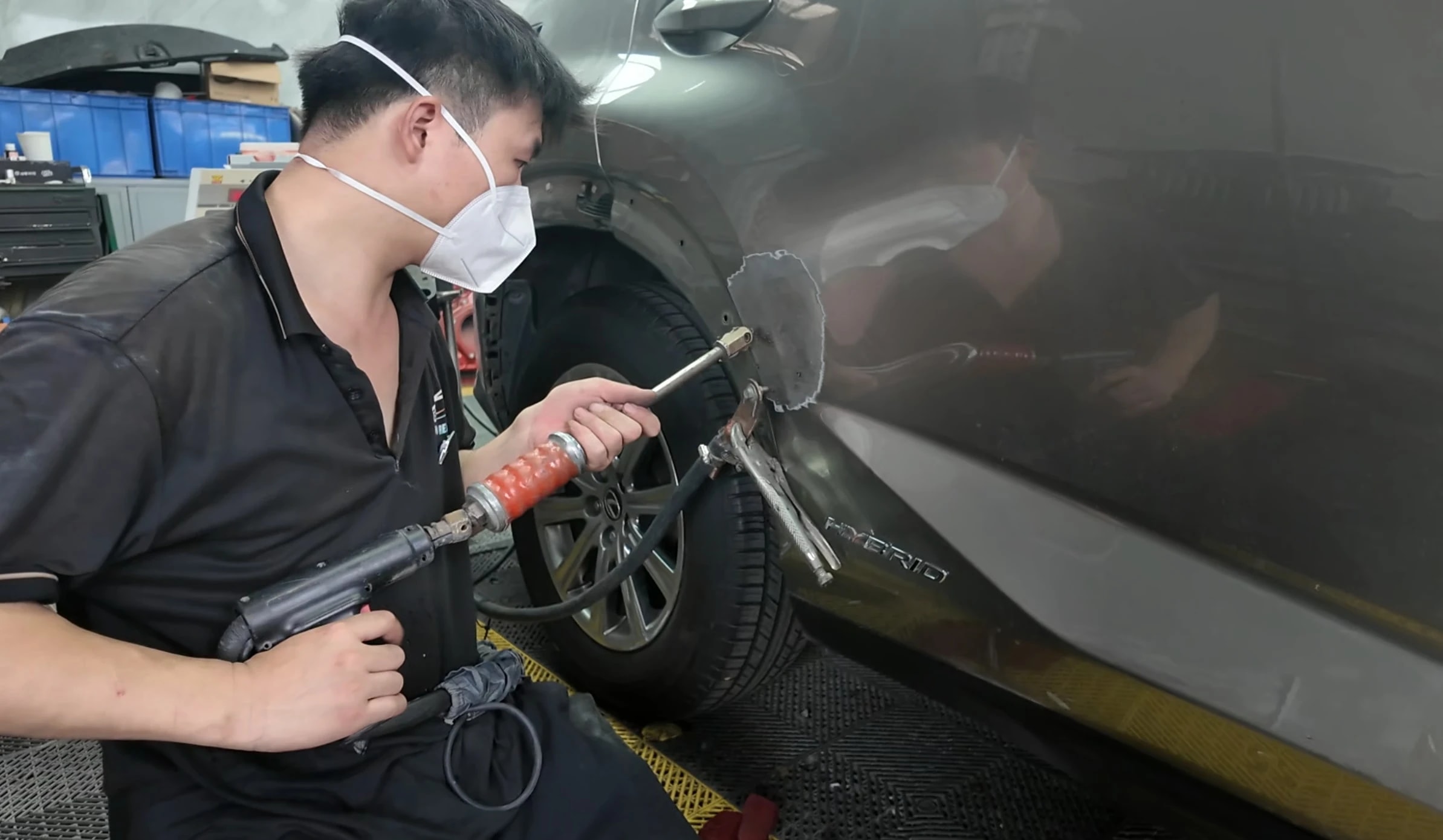 路通技师进行车身钣金修复作业