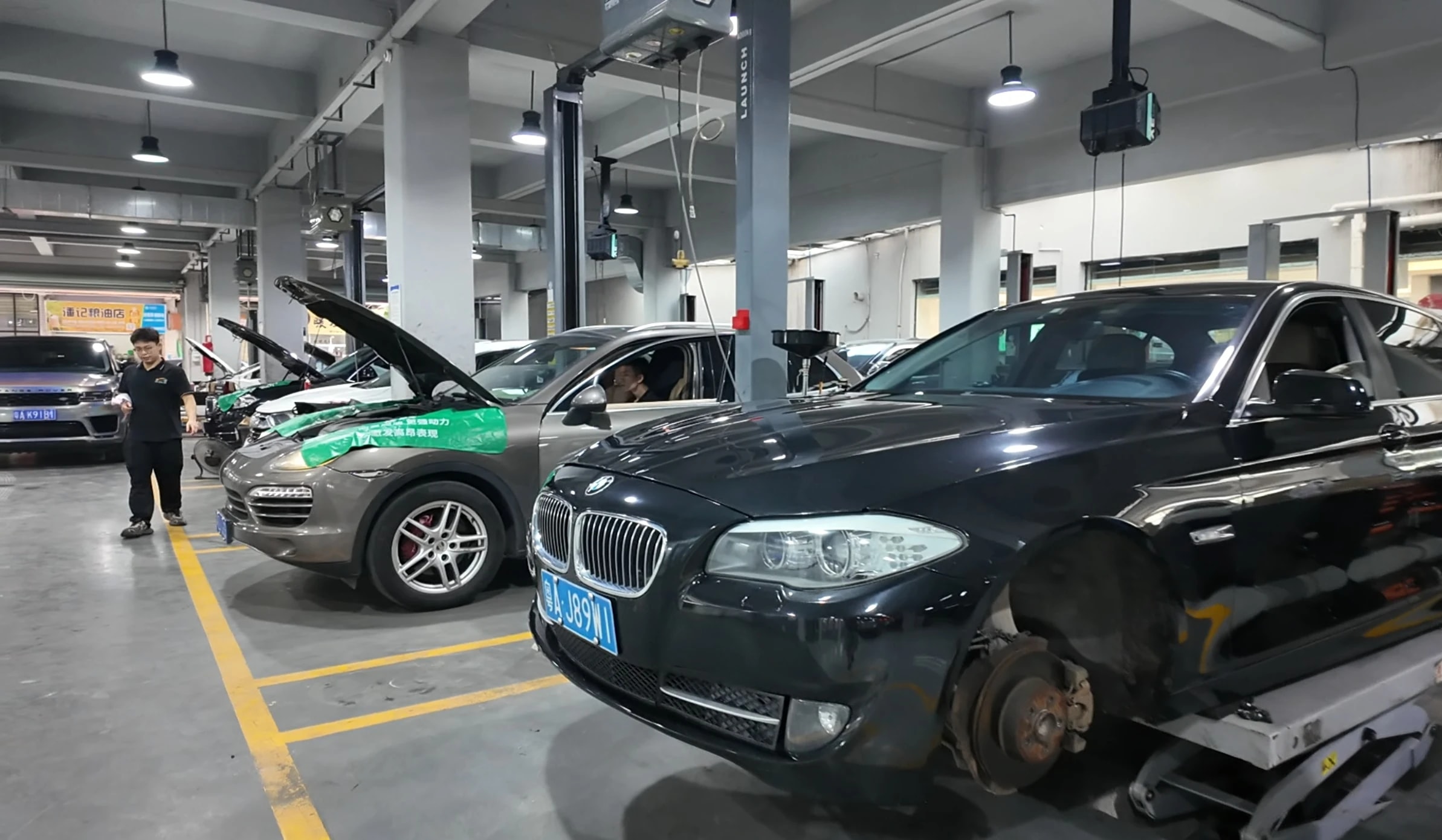 路通维修车间内，宝马车辆拆轮后的维修作业现场